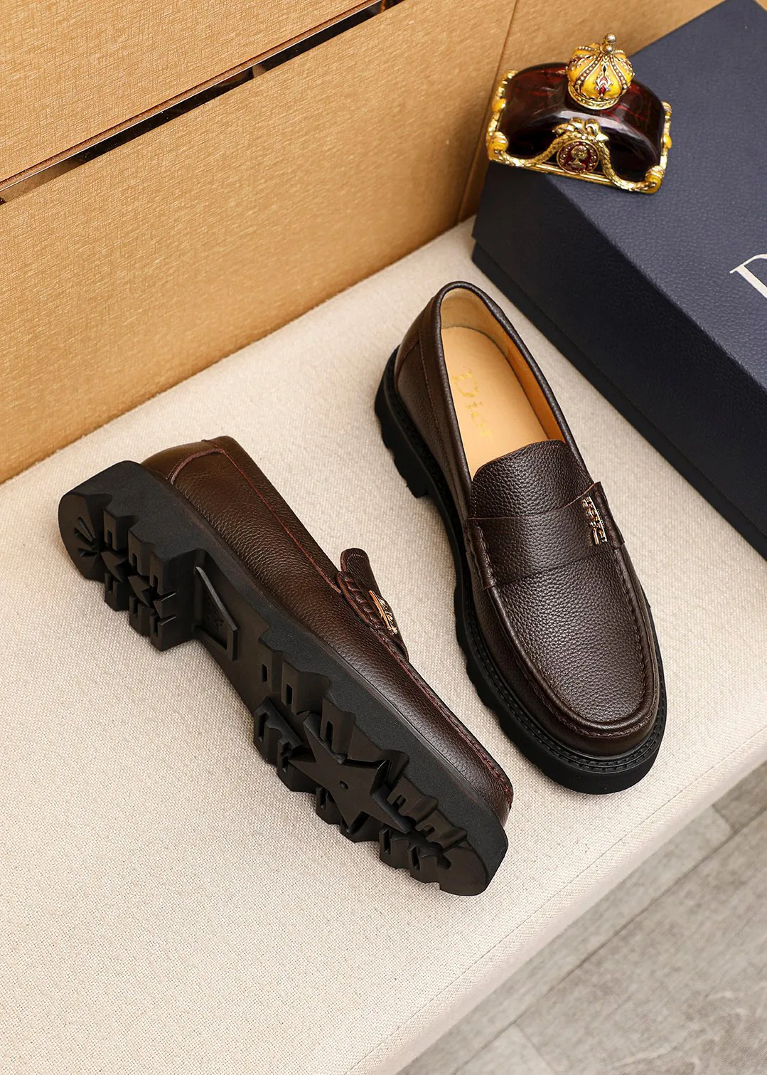 Men's shoes 💰480 💐 Product trademark: Dior "Dior" casual leather shoes Regular size: 39-44 (45🉑️customized) Product materials: Selected Italian imported first-layer pebbled cowhide leather upper + classic hardware buckle, imported water-dyed 🐂 cowhide lining. Strong three-dimensional visual effect, original outsole Color: 3⃣️colors available